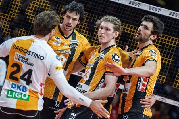 29 10 25, Berlin, Volleyball 1 Bundesliga, Men, Matchday 3, BR Volleys SV Warnemuende, Max Schmeling Halle The team is happy about the point scored BR Volleys SV Warnemuende