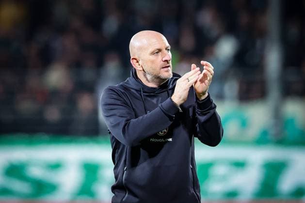 Head coach Torsten Lieberknecht 1 FC Kaiserslautern cheers with the fans after the away win, SpVgg Greuther Fuerth vs 1 FC Kaiserslautern, Football, Men, DFL, DFB Pokal, Season 2025 2026, Sportpark Ronhof Thomas Sommer, Second round, 29 10 2025 Fuerth Bayern Germany Copyright: xkolbert-press MartinxAgüerax