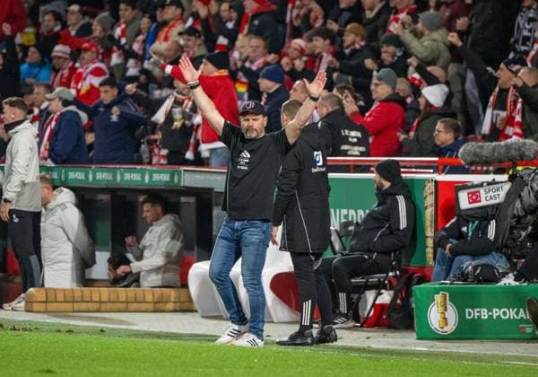Soccer, Men, Season 2025 2026, DFB Pokal 2 Round , 1 FC Union Berlin Arminia Bielefeld, Coach Steffen Baumgart 1 FC Union Berlin , Cheering after the final whistle, 29 10 2025, Copyright: xMatthiasxKochx