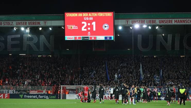 Scoreboard with final result 2 1 Sport Soccer Football DFB Pokal 2 Round Men Season 2025 2026 29 10 2025 1 FC Union Berlin FCU vs DSC Arminia Bielefeld DFL regulations prohibit any use of photographs as image sequences and or quasi video