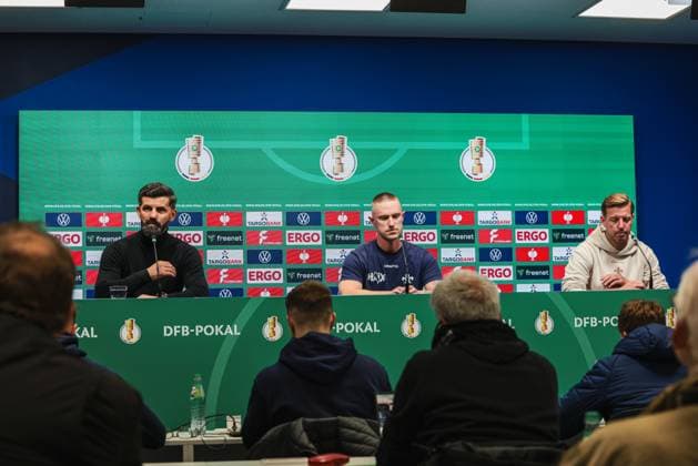 29 10 2025, xhettx, Fußball DFB Pokal 2 Runde, SV Darmstadt 98 FC Schalke 04 v l Miron Muslic FC Schalke 04, Trainer und Florian Kohlfeldt SV Darmstadt 98, Trainer bei der PK DFL DFB REGULATIONS PROHIBIT ANY USE OF PHOTOGRAPHS as IMAGE SEQUENCES and or QUASI VIDEO Darmstadt