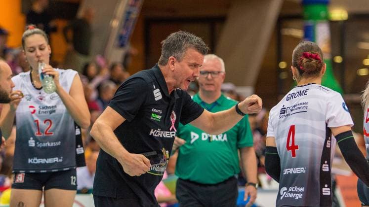29 10 25 Allianz MTV Stuttgart Dresdner SC Germany, Stuttgart, 29 10 2025, Volleyball, Women, Bundesliga, Season 2025 2026, Allianz MTV Stuttgart Dresdner SC 3 0 v l Alexander Waibl Coach Dresdner SC , Emma Grome Dresdner SC