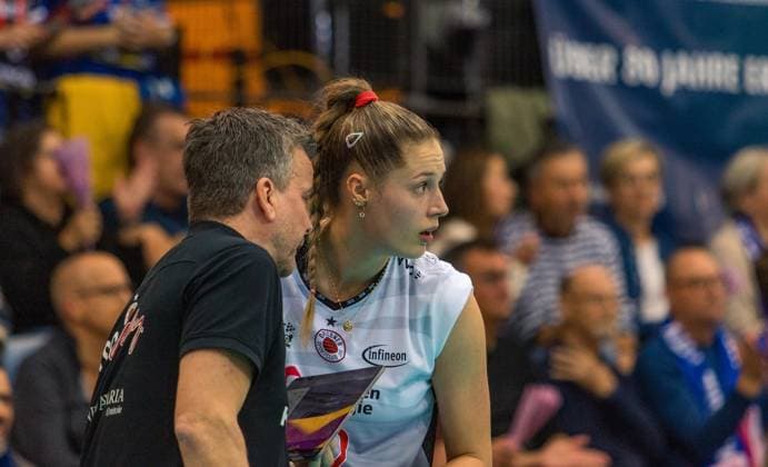 29 10 25 Allianz MTV Stuttgart Dresdner SC Germany, Stuttgart, 29 10 2025, Volleyball, Women, Bundesliga, Season 2025 2026, Allianz MTV Stuttgart Dresdner SC 3 0 v l Alexander Waibl Coach Dresdner SC , Mette Pfeffer Dresdner SC