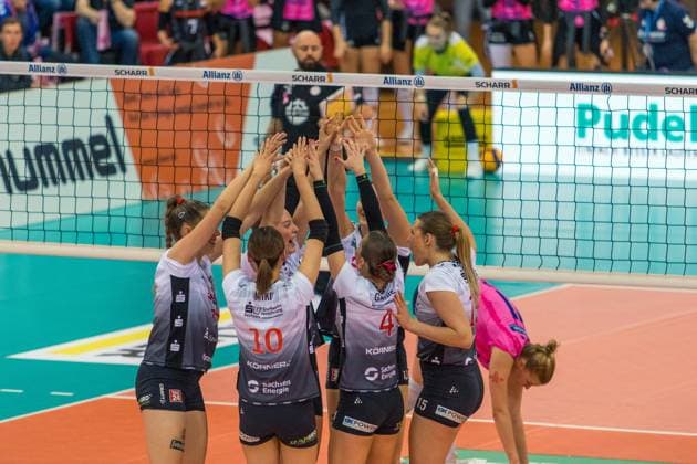 29 10 25 Allianz MTV Stuttgart Dresdner SC Germany, Stuttgart, 29 10 2025, Volleyball, Women, Bundesliga, Season 2025 2026, Allianz MTV Stuttgart Dresdner SC 3 0 Cheering Team Players Dresdner SC