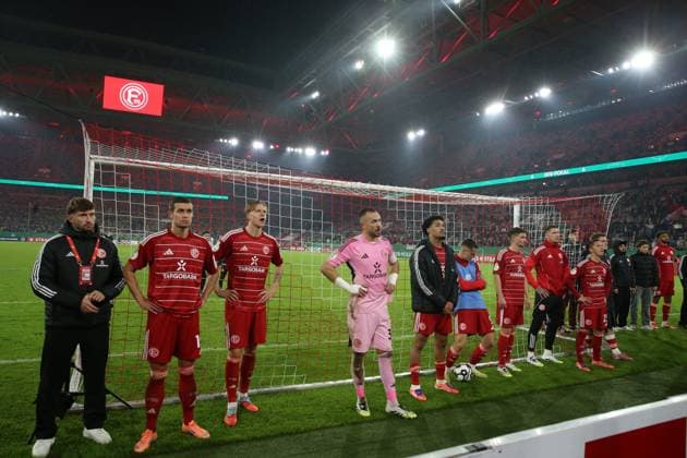 29 10 2025, xrekx, Fußball DFB Pokal 2 Runde, Fortuna Duesseldorf SC Freiburg v l Duesseldorfer Mannschaft Florian Kastenmeier Fortuna Duesseldorf bedankkt sich bedanken sich bei den Fans, the player thanks the fans for their support DFL DFB REGULATIONS PROHIBIT ANY USE OF PHOTOGRAPHS as IMAGE SEQUENCES and or QUASI VIDEO Duesseldorf