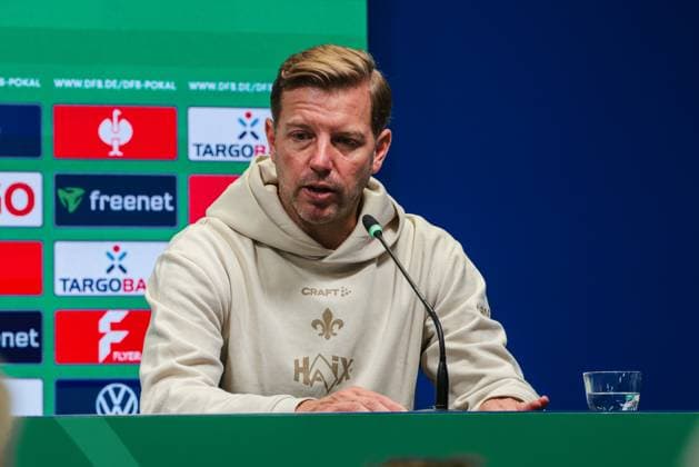 29 10 2025, xhettx, Fußball DFB Pokal 2 Runde, SV Darmstadt 98 FC Schalke 04 v l Florian Kohlfeldt SV Darmstadt 98, Trainer bei der PK DFL DFB REGULATIONS PROHIBIT ANY USE OF PHOTOGRAPHS as IMAGE SEQUENCES and or QUASI VIDEO Darmstadt