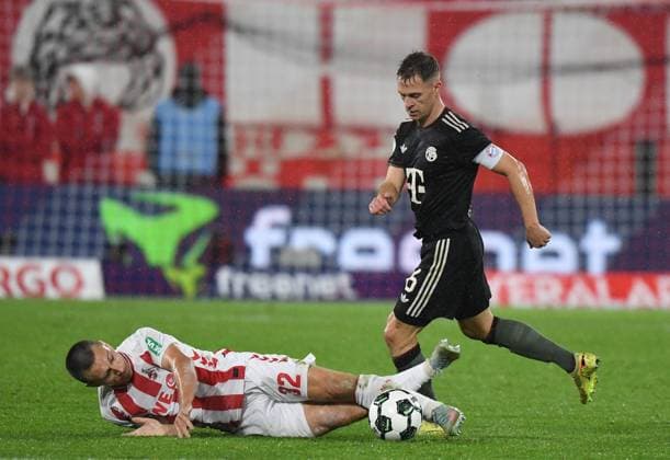 29 10 2025, xophax, Fußball, DFB Pokal , 2 Runde Saison 2025 2026 Köln , Cologne , 1 FC Köln Rhein Energie Stadion 1 FC Köln gegen Bayer München Joshua Kimmich Bayern München , rechts und Kristoffer Lund , links 1 FC Köln am Boden DFL DFB REGULATIONS PROHIBIT ANY USE OF PHOTOGRAPHS as IMAGE SEQUENCES and or QUASI VIDEO Köln