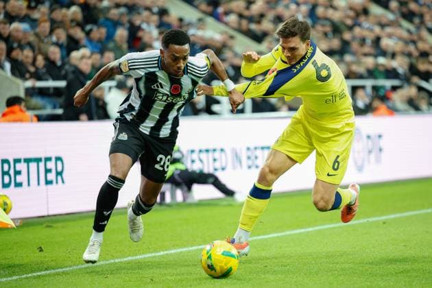 29th October 2025; St James Park, Newcastle, England; EFL Carabao Cup Football, Newcastle United versus Tottenham Hotspur; Joe Willock of Newcastle United beats Joao Palhinha of Tottenham Hotspur  CraigxCowan