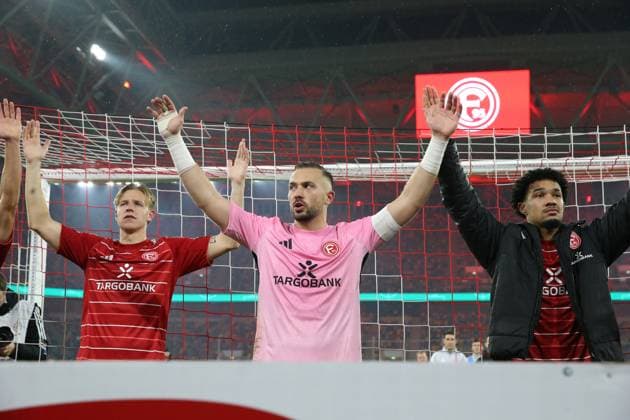 29 10 2025, xrekx, Fußball DFB Pokal 2 Runde, Fortuna Duesseldorf SC Freiburg v l Duesseldorfer Mannschaft Florian Kastenmeier Fortuna Duesseldorf bedankkt sich bedanken sich bei den Fans, the player thanks the fans for their support DFL DFB REGULATIONS PROHIBIT ANY USE OF PHOTOGRAPHS as IMAGE SEQUENCES and or QUASI VIDEO Duesseldorf