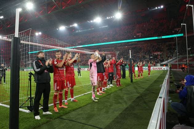 29 10 2025, xrekx, Fußball DFB Pokal 2 Runde, Fortuna Duesseldorf SC Freiburg v l Duesseldorfer Mannschaft Florian Kastenmeier Fortuna Duesseldorf bedankkt sich bedanken sich bei den Fans, the player thanks the fans for their support DFL DFB REGULATIONS PROHIBIT ANY USE OF PHOTOGRAPHS as IMAGE SEQUENCES and or QUASI VIDEO Duesseldorf