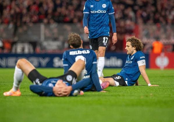 Fußball, Herren, Saison 2025 2026, DFB-Pokal (2. Runde), 1. FC Union Berlin - DSC Arminia Bielefeld, v. l. Julian Kania (Bielefeld), Felix Hagmann (Bielefeld), Mael Corboz (Bielefeld), Enttäuschung nach Abpfiff, 29.10.2025, *** Soccer, Men, Season 2025 2026, DFB Pokal 2 Round , 1 FC Union Berlin DSC Arminia Bielefeld, f l Julian Kania Bielefeld , Felix Hagmann Bielefeld , Mael Corboz Bielefeld , Disappointment after final whistle, 29 10 2025, Copyright: xSebastianxRäppold MatthiasxKochx