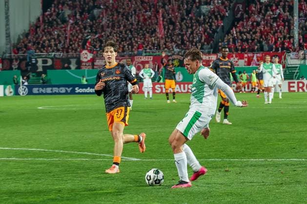 Lukas Reich 2 Spvgg Greuther Fuerth with a chance, against Leon Robinson 37 1 FC Kaiserslautern , but the action was whistled offside for the Fuerth player, SpVgg Greuther Fuerth vs 1 FC Kaiserslautern, Football, Men, DFL, DFB Pokal, Season 2025 2026, Sportpark Ronhof Thomas Sommer, Second round, 29 10 2025 Fuerth Bayern Germany Copyright: xkolbert-press MartinxAgüerax