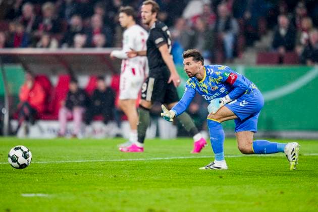 COLOGNE, GERMANY - OCTOBER 29: 1.FC Koln goalkeeper Ron-Robert Zieler rolls the ball out during the DFB Cup match between 1. FC Koln and FC Bayern Munchen at RheinEnergieStadion on October 29, 2025 in Cologne, Germany. (Photo by Rene Nijhuis) SPO  Copyright: xRenexNijhuis