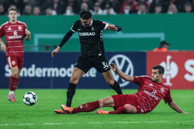 Sport, Football, DFB Pokal Season 2025 2026 2 Round Fortuna Düsseldorf SC Freiburg 29 10 2025, MERKUR SPIEL ARENA Vincenzo Grifo SC Freiburg, 32 d1^5 Düsseldorf MERKUR SPIEL ARENA North Rhine-Westphalia Germany