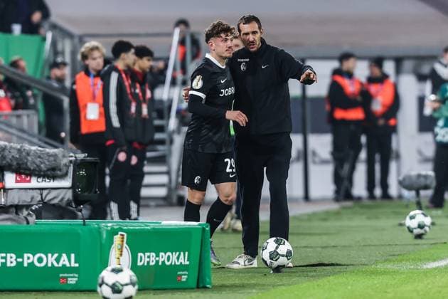 Sport, Football, DFB Pokal Season 2025 2026 2 Round Fortuna Düsseldorf SC Freiburg 29 10 2025, MERKUR SPIEL ARENA Philipp Treu SC Freiburg, 29 Julian Schuster Coach SC Freiburg Düsseldorf MERKUR SPIEL ARENA North Rhine-Westphalia Germany