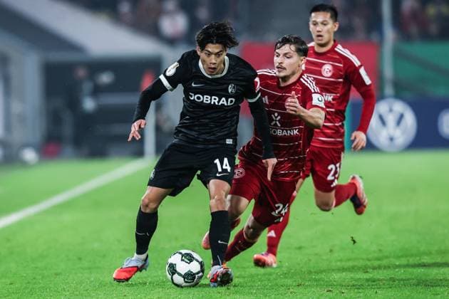 Sport, Football, DFB Pokal Season 2025 2026 2 Round Fortuna Düsseldorf SC Freiburg 29 10 2025, MERKUR SPIEL ARENA Yuito Suzuki SC Freiburg, 14 Florent Muslija Fortuna Düsseldorf, 24 Düsseldorf MERKUR SPIEL ARENA North Rhine-Westphalia Germany
