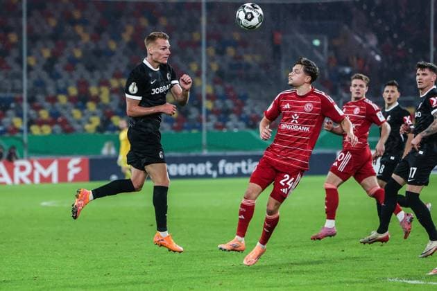 Sport, Football, DFB Pokal Season 2025 2026 2 Round Fortuna Düsseldorf SC Freiburg 29 10 2025, MERKUR SPIEL ARENA SC Freiburg Florent Muslija Fortuna Düsseldorf, 24 Düsseldorf MERKUR SPIEL ARENA North Rhine-Westphalia Germany