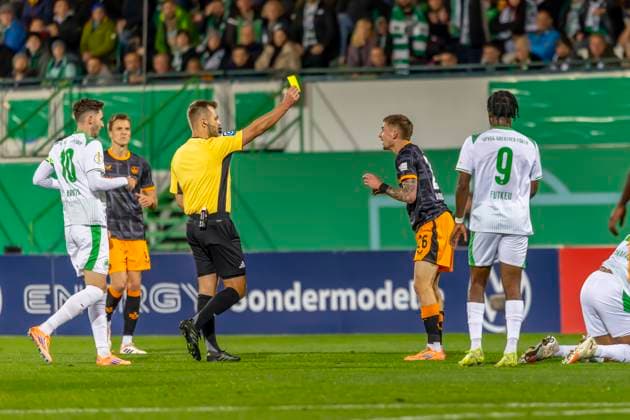 Fürth, Germany 29 October 2025 DFB Pokal 2025 2026 SpVgg Greuther Fürth vs 1 FC Kaiserslautern In the picture referee Marc Philip Eckermann shows the yellow card DFB regulations prohibit any use of photographs as image sequences and or quasi video Sportpark Ronhof Bayern Copyright: xFotostandx xSchäferx