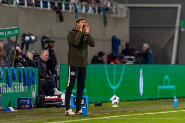 Fürth, Germany October 29, 2025 DFB Pokal 2025 2026 SpVgg Greuther Fürth vs 1 FC Kaiserslautern In the picture Coach Thomas Kleine SpVgg gives loud instructions DFB regulations prohibit any use of photographs as image sequences and or quasi video Sportpark Ronhof Bayern Copyright: xFotostandx xSchäferx