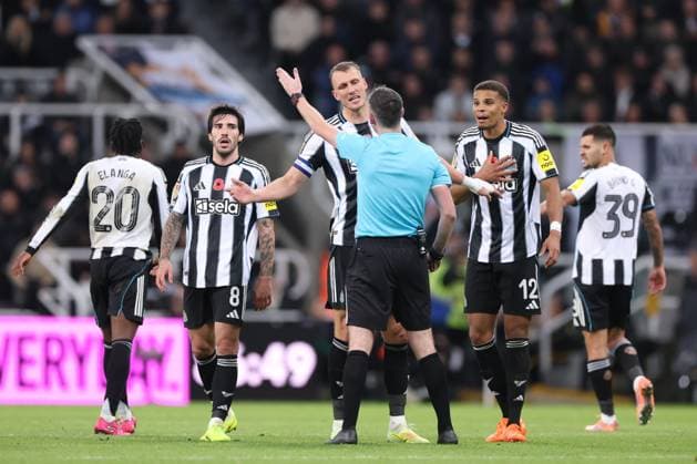 Newcastle United v Tottenham Hotspur EFL Cup 29 10 2025. Dan Burn of Newcastle Untied confronts Referee Mr Chris Kavanagh during the EFL Cup match between Newcastle United and Tottenham Hotspur at St. James s Park, Newcastle, England on 29 October 2025. Newcastle St. James s Park Tyne and Wear England Editorial use only DataCo restrictions apply See www.football-dataco.com , Copyright: xRyanxBrownex PSI-23122-0099