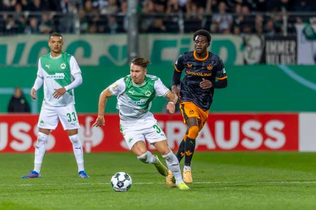 Fürth, Germany 29 October 2025 DFB Pokal 2025 2026 SpVgg Greuther Fürth vs 1 FC Kaiserslautern In the picture from left in duel goalkeeper Sebastian Jung SpVgg and Maxwell Gyamfi 1 FCK DFB regulations prohibit any use of photographs as image sequences and or quasi video Sportpark Ronhof Bayern Copyright: xFotostandx xSchäferx