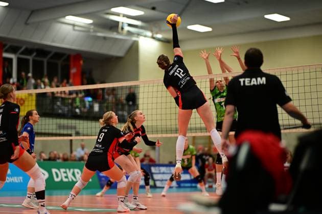 Volleyball I Women I Season 2025 2026 I Bundesliga I 4 Matchday I ETV Hamburger Volksbank Volleys Ladies in Black Aachen I 29 10 2025 Hit by Hannah Ammerman 12, ETV Hamburger Volksbank Volleys Hamburg ETV Sporthalle Hoheluft Hamburg Germany Copyright: xLobeca FelixxSchlikisx
