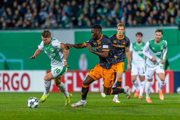 Fürth, Germany 29 October 2025 DFB Pokal 2025 2026 SpVgg Greuther Fürth vs 1 FC Kaiserslautern In the picture from left in duel Felix Klaus SpVgg and Maxwell Gyamfi 1 FCK DFB regulations prohibit any use of photographs as image sequences and or quasi video Sportpark Ronhof Bayern Copyright: xFotostandx xSchäferx
