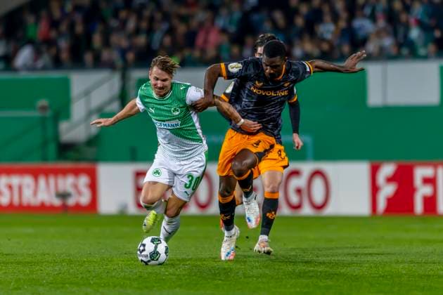 Fürth, Germany 29 October 2025 DFB Pokal 2025 2026 SpVgg Greuther Fürth vs 1 FC Kaiserslautern In the picture from left in duel Felix Klaus SpVgg and Maxwell Gyamfi 1 FCK DFB regulations prohibit any use of photographs as image sequences and or quasi video Sportpark Ronhof Bayern Copyright: xFotostandx xSchäferx