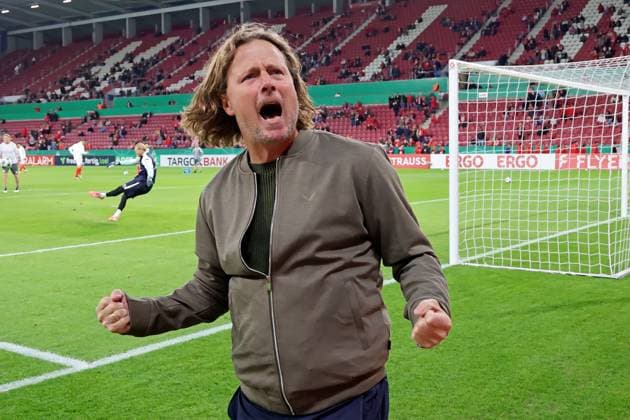 Mainz, Germany 29 October 2025 DFB Pokal 2025 2026 1 FSV Mainz 05 vs VfB Stuttgart In the picture Coach Bo Henriksen Mainz heats up the home fans one hour before the start of the match DFB regulations prohibit any use of photographs as image sequences and or quasi video Mewa Arena Rheinland Pfalz Copyright: xFotostandx xRacochax
