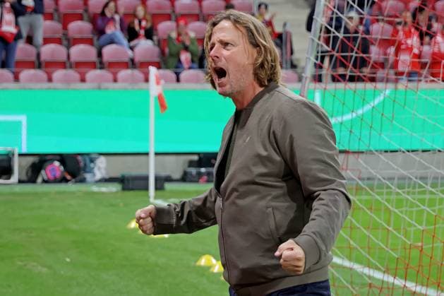 Mainz, Germany 29 October 2025 DFB Pokal 2025 2026 1 FSV Mainz 05 vs VfB Stuttgart In the picture Coach Bo Henriksen Mainz heats up the home fans one hour before the start of the match DFB regulations prohibit any use of photographs as image sequences and or quasi video Mewa Arena Rheinland Pfalz Copyright: xFotostandx xRacochax