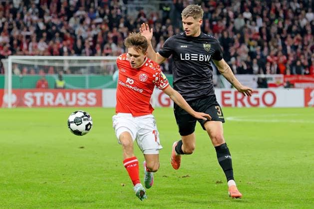 Mainz, Germany 29 October 2025 DFB Pokal 2025 2026 1 FSV Mainz 05 vs VfB Stuttgart In the picture from left in the duel William Boving Mainz against Ramon Hendriks Stuttgart DFB regulations prohibit any use of photographs as image sequences and or quasi video Mewa Arena Rheinland Pfalz Copyright: xFotostandx xRacochax