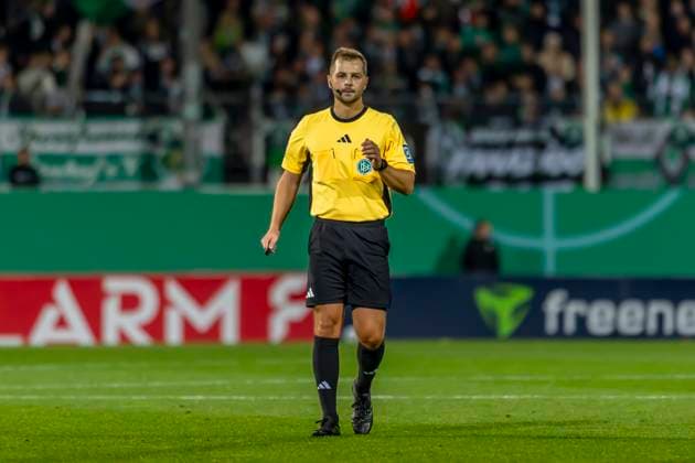 Fürth, Germany 29 October 2025 DFB Pokal 2025 2026 SpVgg Greuther Fürth vs 1 FC Kaiserslautern In the picture Referee Marc Philip Eckermann DFB regulations prohibit any use of photographs as image sequences and or quasi video Sportpark Ronhof Bayern Copyright: xFotostandx xSchäferx