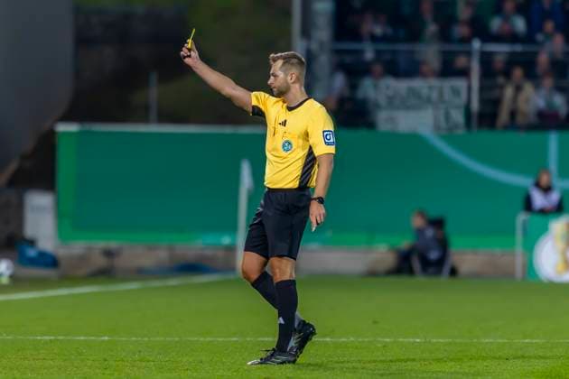 Fürth, Germany 29 October 2025 DFB Pokal 2025 2026 SpVgg Greuther Fürth vs 1 FC Kaiserslautern In the picture referee Marc Philip Eckermann shows coach Torsten Lieberknecht 1 FCK the yellow card DFB regulations prohibit any use of photographs as image sequences and or quasi video Sportpark Ronhof Bayern Copyright: xFotostandx xSchäferx