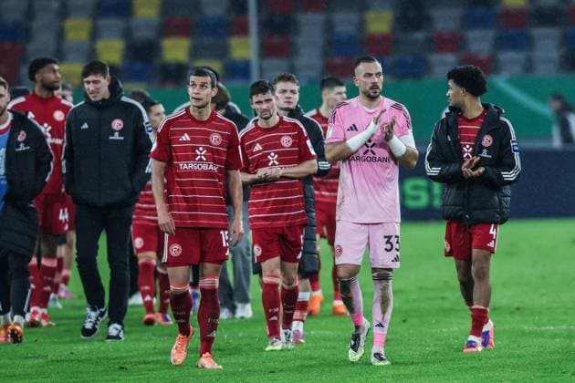 Sport, Football, DFB Pokal Season 2025 2026 2 Round Fortuna Düsseldorf SC Freiburg 29 10 2025, MERKUR SPIEL ARENA Tim Oberdorf Fortuna Düsseldorf, 15 Florian Kastenmeier Fortuna Düsseldorf, 33 Düsseldorf MERKUR SPIEL ARENA North Rhine-Westphalia Germany