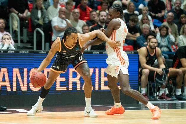 Chemnitz, Germany October 29, 2025 BKT EuroCup 2025 2026 Niners Chemnitz vs Ratiofarm Ulm Pictured from left in duel Nelson Weidemann ULM and Ty Brewer 99 Copyright: xFotostandx xNachtigallx