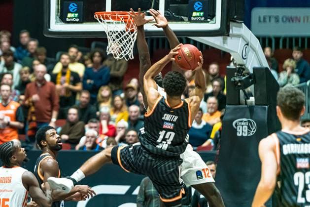 Chemnitz, Germany October 29, 2025 BKT EuroCup 2025 2026 Niners Chemnitz vs Ratiofarm Ulm Pictured from left in duel Mark Smith ULM and Amadou Sow 99 Copyright: xFotostandx xNachtigallx
