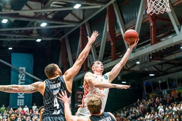 Chemnitz, Germany October 29, 2025 BKT EuroCup 2025 2026 Niners Chemnitz vs Ratiofarm Ulm In the picture from left in duel Christopher Ledlum ULM and Yordan Minchev 99 Copyright: xFotostandx xNachtigallx