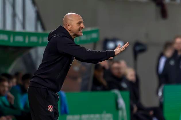Fürth, Germany 29 October 2025 DFB Pokal 2025 2026 SpVgg Greuther Fürth vs 1 FC Kaiserslautern In the picture coach Torsten Lieberknecht 1 FCK gesticulates on the pitch DFB regulations prohibit any use of photographs as image sequences and or quasi video Sportpark Ronhof Bayern Copyright: xFotostandx xSchäferx