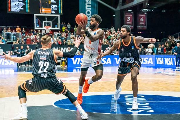 Chemnitz, Germany October 29, 2025 BKT EuroCup 2025 2026 Niners Chemnitz vs Ratiofarm Ulm In the picture from left in the duel Thomas Klepeisz ULM , Corey Davis 99 and Malik Osborne ULM Copyright: xFotostandx xNachtigallx