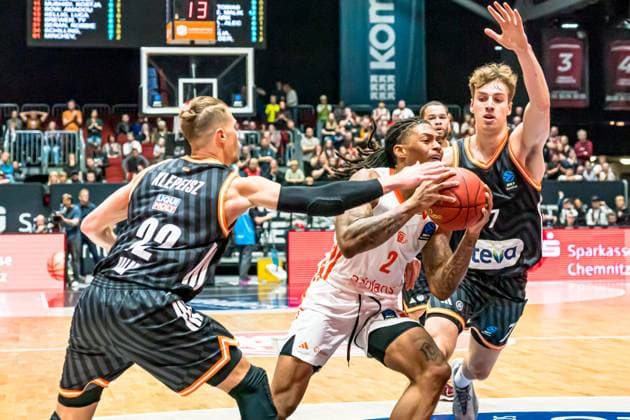 Chemnitz, Germany October 29, 2025 BKT EuroCup 2025 2026 Niners Chemnitz vs Ratiofarm Ulm In the picture from left in the duel Thomas Klepeisz ULM , Nike Sibande 99 and Tobias Jensen ULM Copyright: xFotostandx xNachtigallx