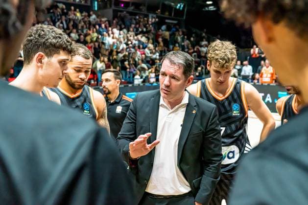 Chemnitz, Germany October 29, 2025 BKT EuroCup 2025 2026 Niners Chemnitz vs Ratiofarm Ulm In the picture Head Coach Ty Harrelson ULM 3 from left with his teammates, Copyright: xFotostandx xNachtigallx