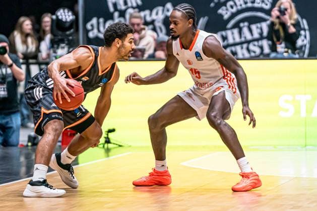 Chemnitz, Germany October 29, 2025 BKT EuroCup 2025 2026 Niners Chemnitz vs Ratiofarm Ulm Pictured from left in duel Mark Smith ULM and Ty Brewer 99 Copyright: xFotostandx xNachtigallx