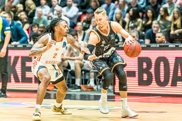 Chemnitz, Germany October 29, 2025 BKT EuroCup 2025 2026 Niners Chemnitz vs Ratiofarm Ulm Pictured from left in duel Nike Sibande 99 and Thomas Klepeisz ULM Copyright: xFotostandx xNachtigallx