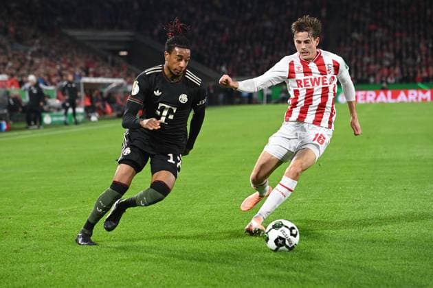 Michael OLISE M vs Jakub KAMINSKI K Action, Duel, Soccer, DFB Pokal, 2 Hauptrunde, 1 FC Koeln FC Bayern Muenchen 1 4 am 29 10 2025 im Rhein Energie Stadion Koeln Deutschland DFL regulations prohibit any use of photographs as image sequences and or quasi video Â