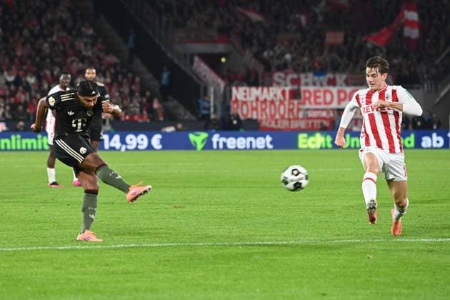 Serge GNABRY M vs Jakub KAMINSKI K Action, Tackle, Goal kick, Soccer, DFB Pokal, 2 Hauptrunde, 1 FC Koeln FC Bayern Muenchen 1 4 am 29 10 2025 im Rhein Energie Stadion Koeln Deutschland DFL regulations prohibit any use of photographs as image sequences and or quasi video Â