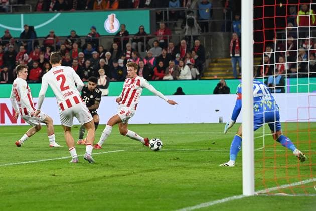 LUIS DIAZ M Goal chance, Action, Single action, Football, DFB Pokal, 2 Main round, 1 FC Koeln FC Bayern Muenchen 1 4 am 29 10 2025 im Rhein Energie Stadion Koeln Germany DFL regulations prohibit any use of photographs as image sequences and or quasi video Â