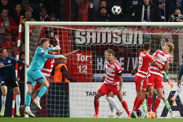 29 10 2025, xtgx, Fußball DFB Pokal 2 Runde Union Berlin Arminia Bielefeld emspor, v l Jonas Kerksen Bielefeld, 1 trifft Diogo Leite Union Berlin, 4 bei einem Zweikampf DFL DFB REGULATIONS PROHIBIT ANY USE OF PHOTOGRAPHS as IMAGE SEQUENCES and or QUASI VIDEO Berlin