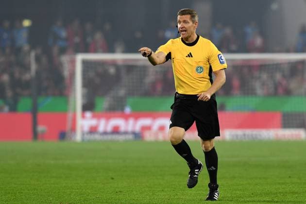 Schiedsrichter Tobias Welz gestikuliert, gestik waehrend des Spiels der 2. Runde im DFB-Pokal zwischen 1. FC Köln und FC Bayern München im Rhein-Energie-Stadion am 29. October 2025 in Köln, Deutschland. (Foto von Ralf Treese DeFodi Images) +++ Schiedsrichter Tobias Welz gestures during the DFB-Cup - Second Round match between 1. FC Koeln and FC Bayern München at Rhein-Energie-Stadion on October 29, 2025 in Koeln, Germany. (Photo by Ralf Treese DeFodi Images) DFB DFL REGULATIONS PROHIBIT ANY USE OF PHOTOGRAPHS AS IMAGE SEQUENCES AND OR QUASI-VIDEO. (Photo by Ralf Treese DeFodi Images) Referee Tobias Welz gestures, gestures during the DFB Cup Second Round match between 1 FC Koeln and FC Bayern Munich at Rhein Energie Stadion on October 29, 2025 in Koeln, Germany Photo by Ralf Treese DeFodi Images Referee Tobias Welz gestures during the DFB Cup Second Round match between 1 FC Koeln and FC Bayern Munich at Rhein Energie Stadion on October 29, 2025 in Koeln, Germany Photo by Ralf Treese DeFodi Images DFB DFL REGULATIONS PROHIBIT ANY USE OF PHOTOGRAPHS AS IMAGE SEQUENCES AND OR QUASI VIDEO Photo by Ralf Treese DeFodi Images