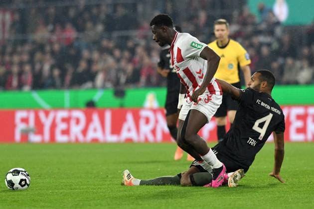 Ragnar Ache (1. FC Koeln) und Jonathan Tah (FC Bayern Muenchen) im Zweikampf waehrend des Spiels der 2. Runde im DFB-Pokal zwischen 1. FC Köln und FC Bayern München im Rhein-Energie-Stadion am 29. October 2025 in Köln, Deutschland. (Foto von Ralf Treese DeFodi Images) +++ Ragnar Ache (1. FC Koeln) und Jonathan Tah (FC Bayern Muenchen) battle for the ball during the DFB-Cup - Second Round match between 1. FC Koeln and FC Bayern München at Rhein-Energie-Stadion on October 29, 2025 in Koeln, Germany. (Photo by Ralf Treese DeFodi Images) DFB DFL REGULATIONS PROHIBIT ANY USE OF PHOTOGRAPHS AS IMAGE SEQUENCES AND OR QUASI-VIDEO. (Photo by Ralf Treese DeFodi Images) Ragnar Ache 1 FC Koeln and Jonathan Tah FC Bayern Muenchen in a duel during the DFB Cup Second Round match between 1 FC Koeln and FC Bayern Muenchen at Rhein Energie Stadion on October 29, 2025 in Koeln, Germany Photo by Ralf Treese DeFodi Images Ragnar Ache 1 FC Koeln and Jonathan Tah FC Bayern Muenchen battle for the ball during the DFB Cup Second Round match between 1 FC Koeln and FC Bayern Muenchen at Rhein Energie Stadion on October 29, 2025 in Koeln, Germany Photo by Ralf Treese DeFodi Images DFB DFL REGULATIONS PROHIBIT ANY USE OF PHOTOGRAPHS AS IMAGE SEQUENCES AND OR QUASI VIDEO Photo by Ralf Treese DeFodi Images