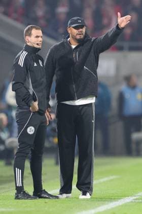 GER, DFB Pokal, 2 Runde, 1 FC Koeln vs FC Bayern Muenchen 29 10 2025, Rheinenergiestadion, , Koeln, GER, DFB Pokal, 2 Runde, 1 FC Koeln vs FC Bayern Muenchen, im Bild Vincent Kompany Trainer Headcoach Bayern Muenchen , gets very upset, gestures, facial expressions, emotions, dissatisfied disappointed dejected, nordphotoxGmbHx xMeuter nph00351